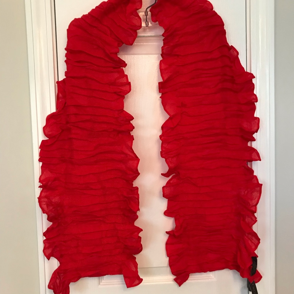 NWT Ruffled scarf